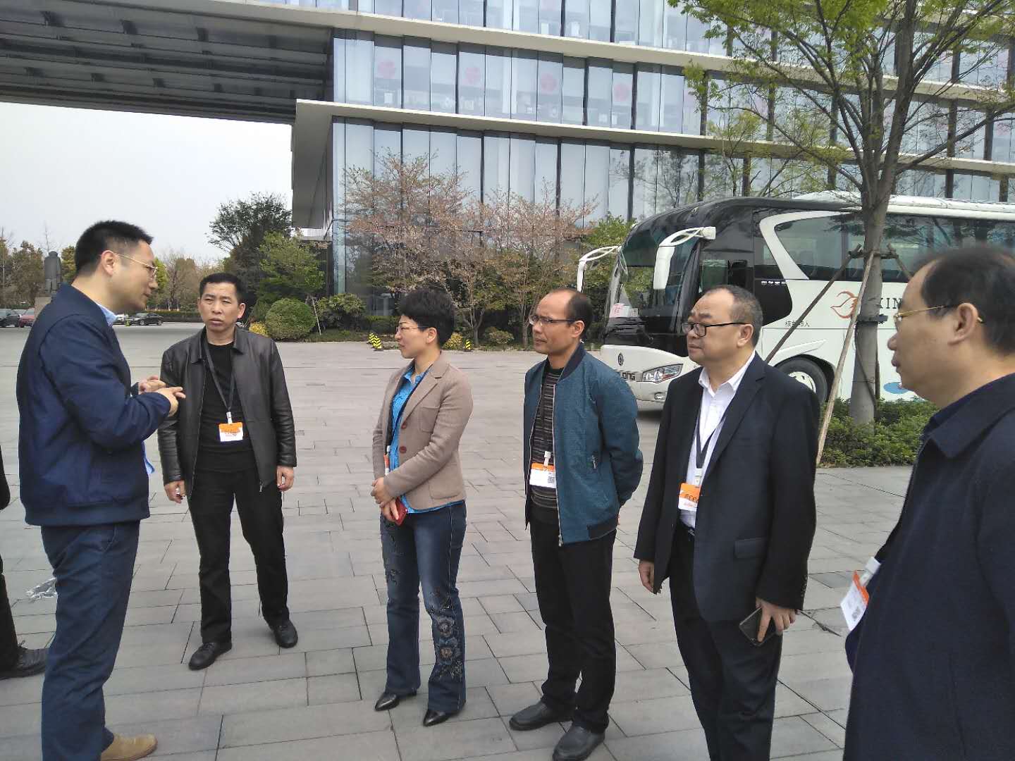 何智英率队考察熙牛医疗科技(浙江)有限公司智慧医疗项目