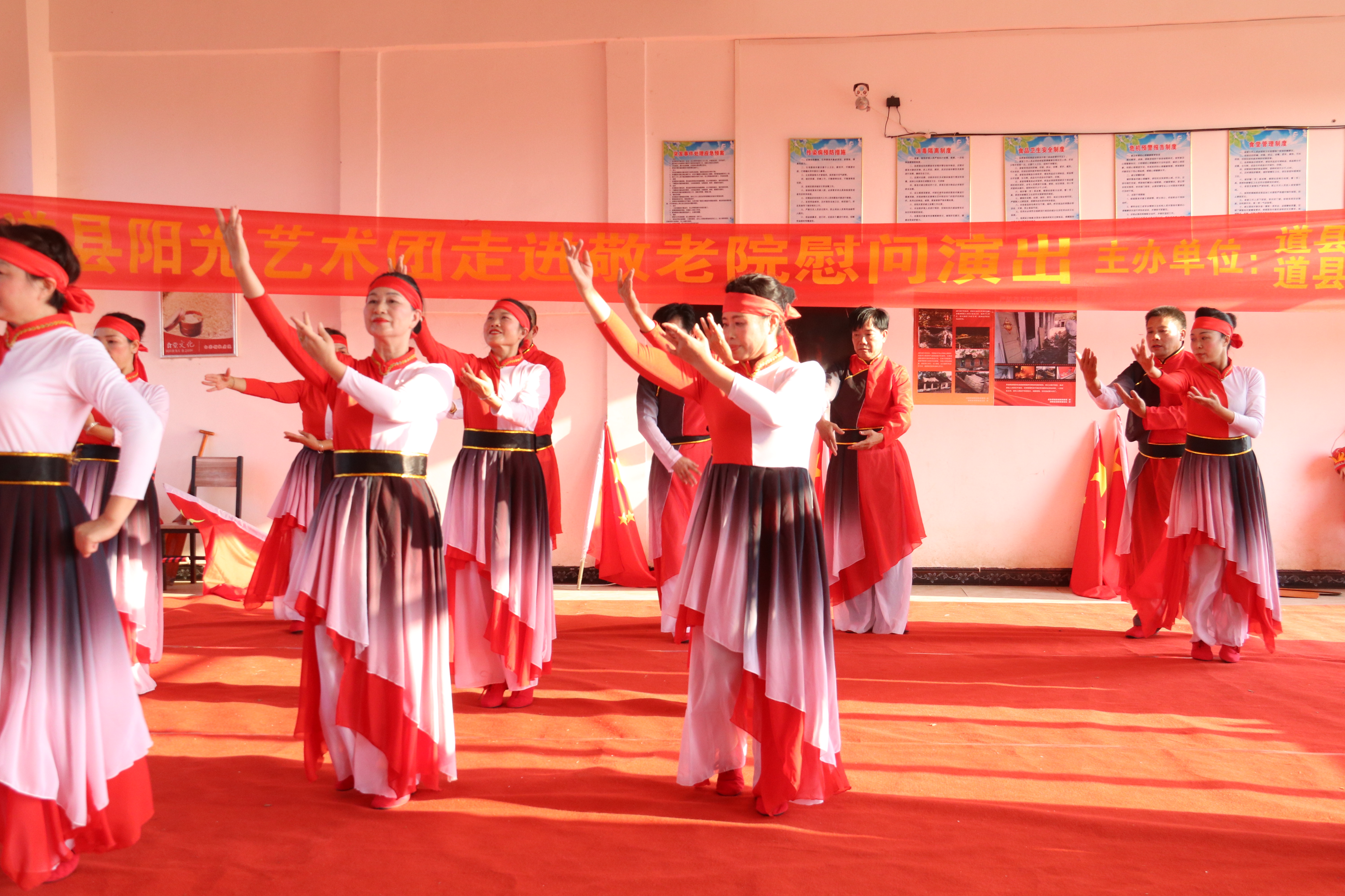 演出在演员们表演的大型舞舞《中国脊梁》中圆满结束.