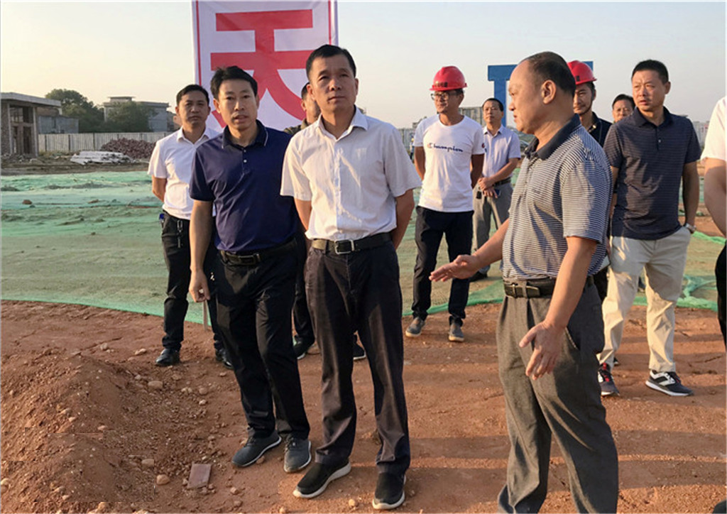 在调研中,吴恢才强调,要严把工程安全关,质量关