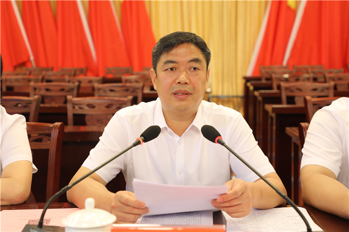 学主持会议,县委副书记,统战部长蒋燕飞宣读了表彰决定,周良英,林志刚